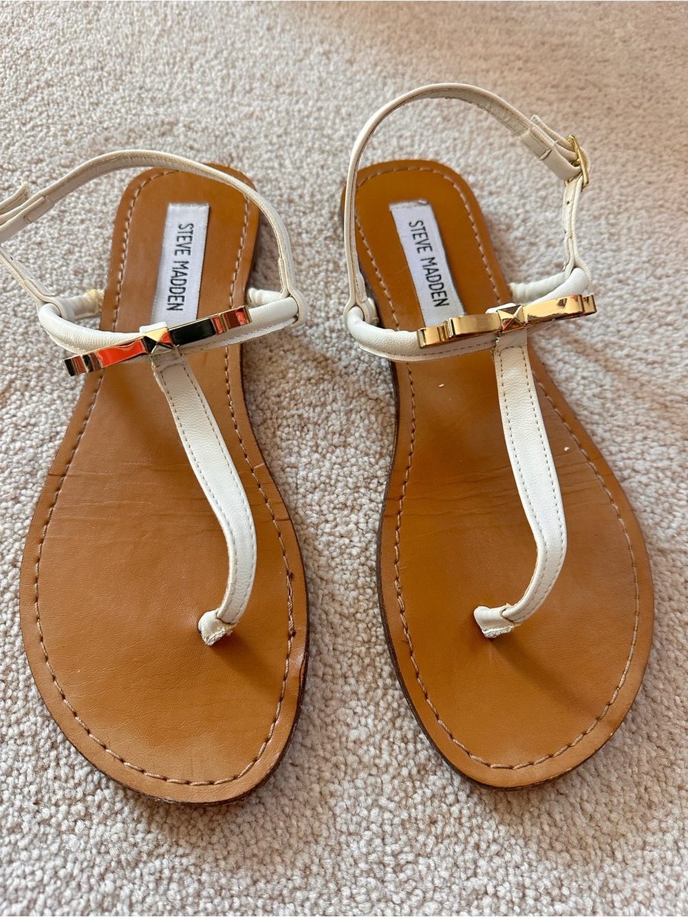 Steve Madden white sandal with gold bows, size 7